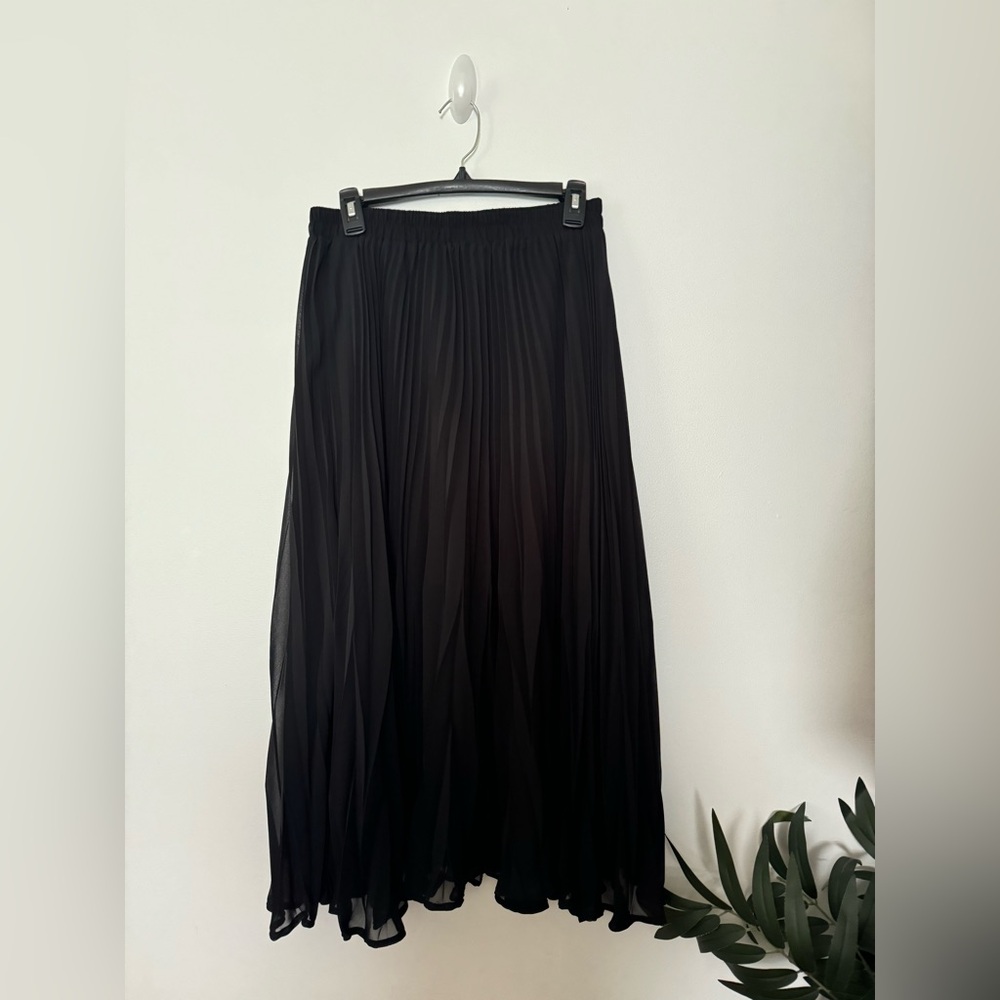 Pleated black skirt